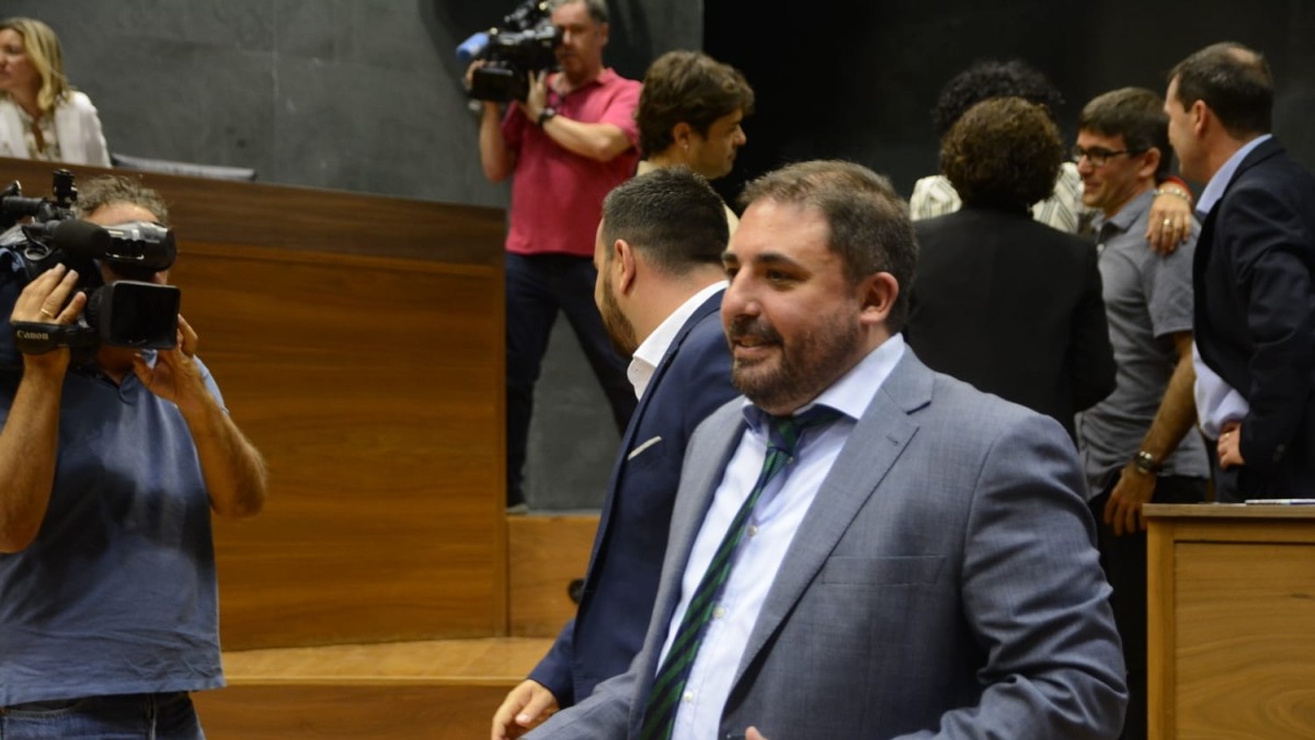 EAJ-PNVren Napar Buru Batzarrak bere “poztasun handia” adierazi du Unai Hualde Foru Parlamentuko presidente aukeratua izan delarik 