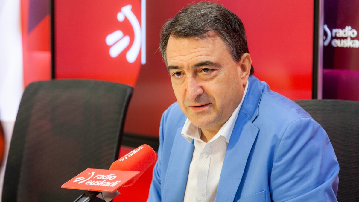 Aitor Estebanek esan du gaur egungo blokeoa datorrela “adosteko kultura faltagatik”, eta kritikatu duenez “batzuek eta besteek EAJren izena erabili dute beren posizioak hobetzeko” 