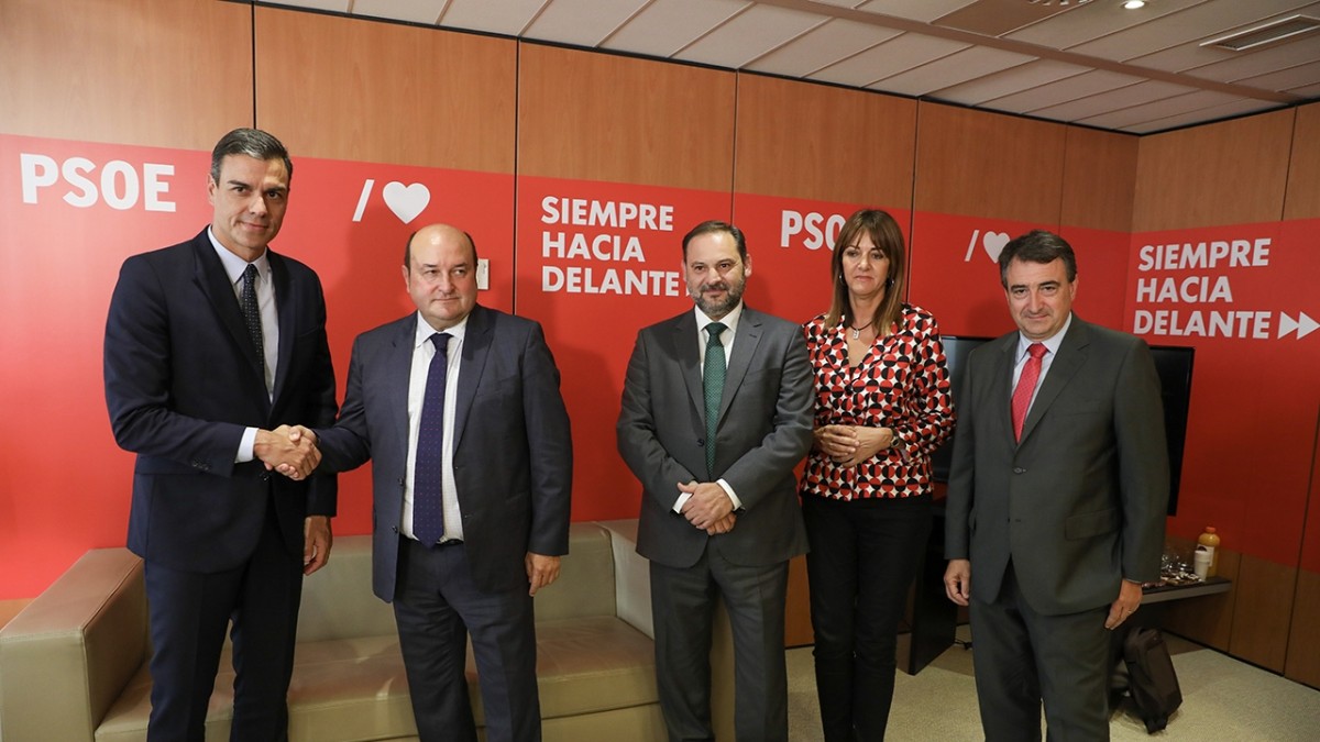 Ortuzar traslada a Sánchez que el PNV “no será un obstáculo para su investidura” pero exige a PSOE y Podemos un “respeto escrupuloso” con el autogobierno vasco