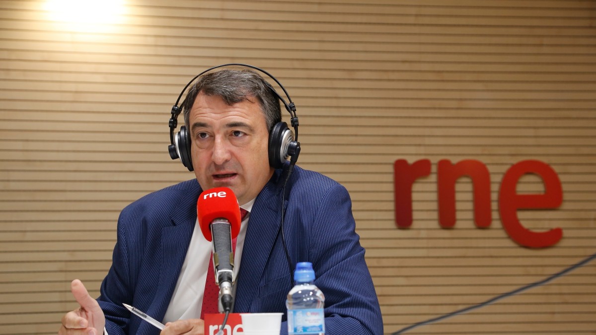 Aitor Esteban, “guztiz etsituta” Espainiako politikarekin: “Denak dabiltza Rolex-etan, ahal duten abantailarik handiena ateratzekotan eta itxurakeria hutsetan” 