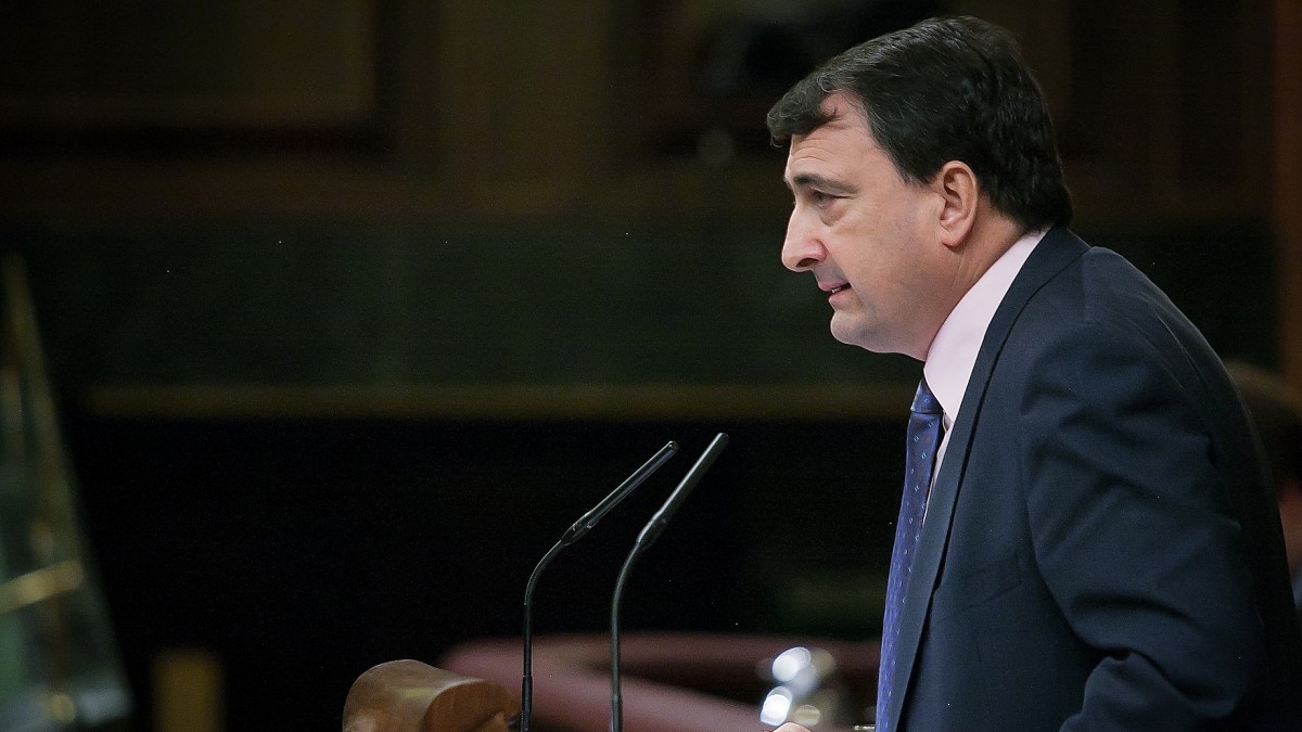 Jarduneko gobernuaren paralisiagatik kezkatuta, Aitor Estebanek Carmen Calvori eskatu dio “erabakiak hartzea eta EAErekin eta Nafarroarekin hitzemandako konpromisoei erantzuna ematea” 