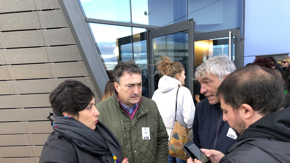 Aitor Estebanek, Tuteratik, hiritarren hizkuntza-eskubideak defendatzeko eta babesteko deia egin du 