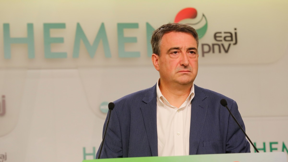 Aitor Esteban Francoren exhumazioaz: “Erreparazioa eskaintzeko ekitaldia izan behar zena frankismoa goratzeko ekintza bihurtu da” 