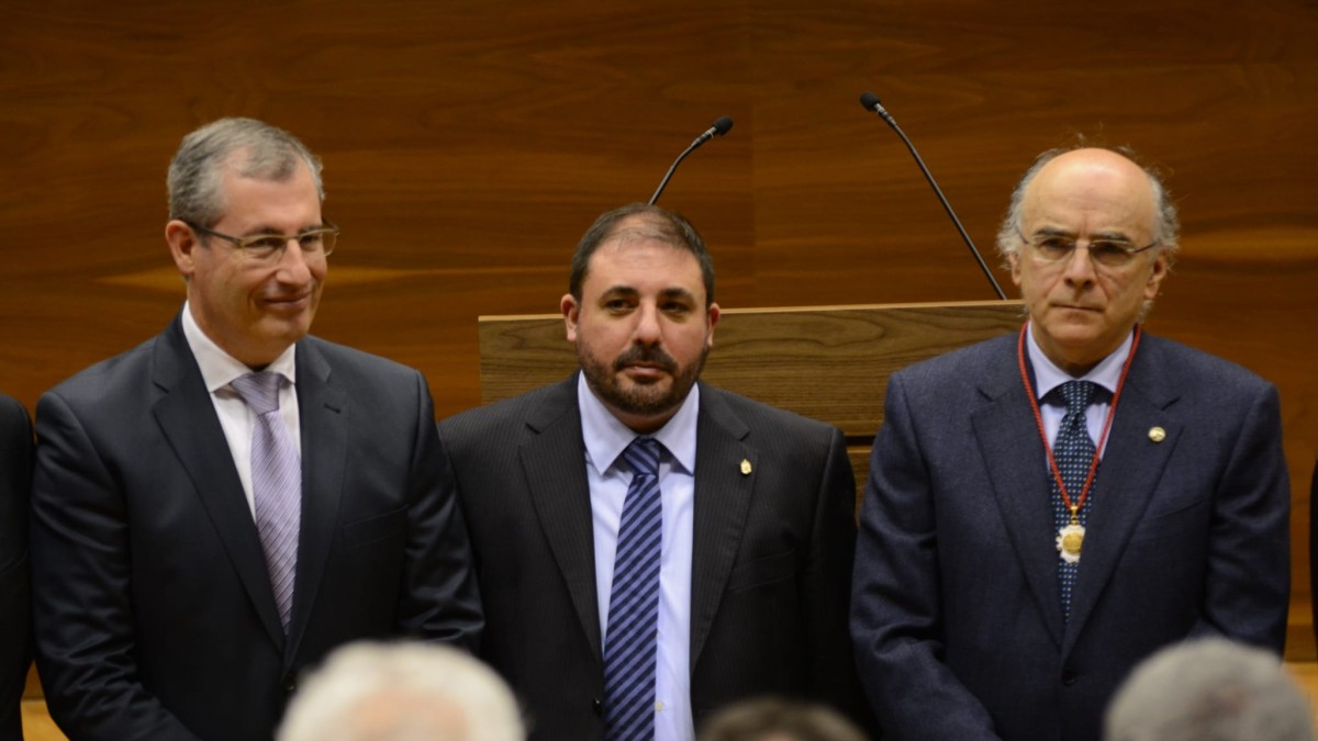 Euskaltzaindia recibe la Medalla del Parlamento de Navarra, la máxima distinción 