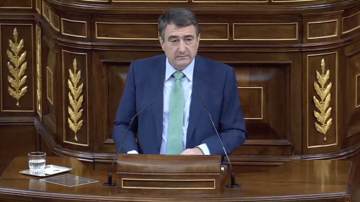 Aitor Estebanek konfirmatu du EAJ-PNVko diputatuek baiezkoa bozkatuko dutela “Estatua gaur egungo krisi sakonetik ateratzen saiatzeko” 