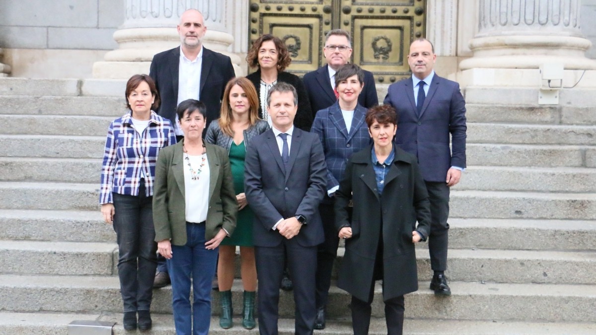 Autonomia erkidegoak eta udalak adingabe gisa tratatzeari uzteko eta aurrekontuen egonkortasun arauak malgutzeko eskatu dio EAJ-PNVk Espainiako Gobernuari