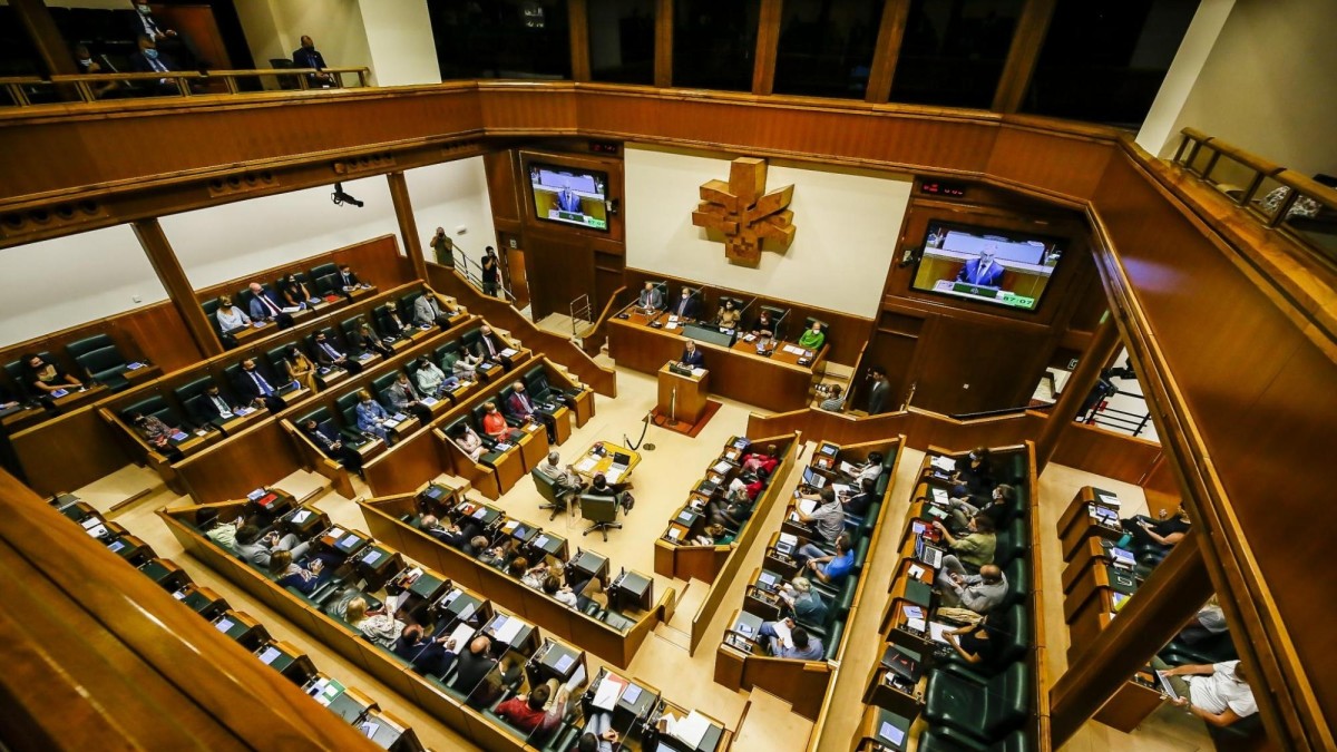 Gobernu akordioa aurkeztu du Urkulluk, pandemiaren aurkako jarduna, enplegua sortzeko lana, gizarte babesa eta Autogobernuan sakontzea lehenesten dituena