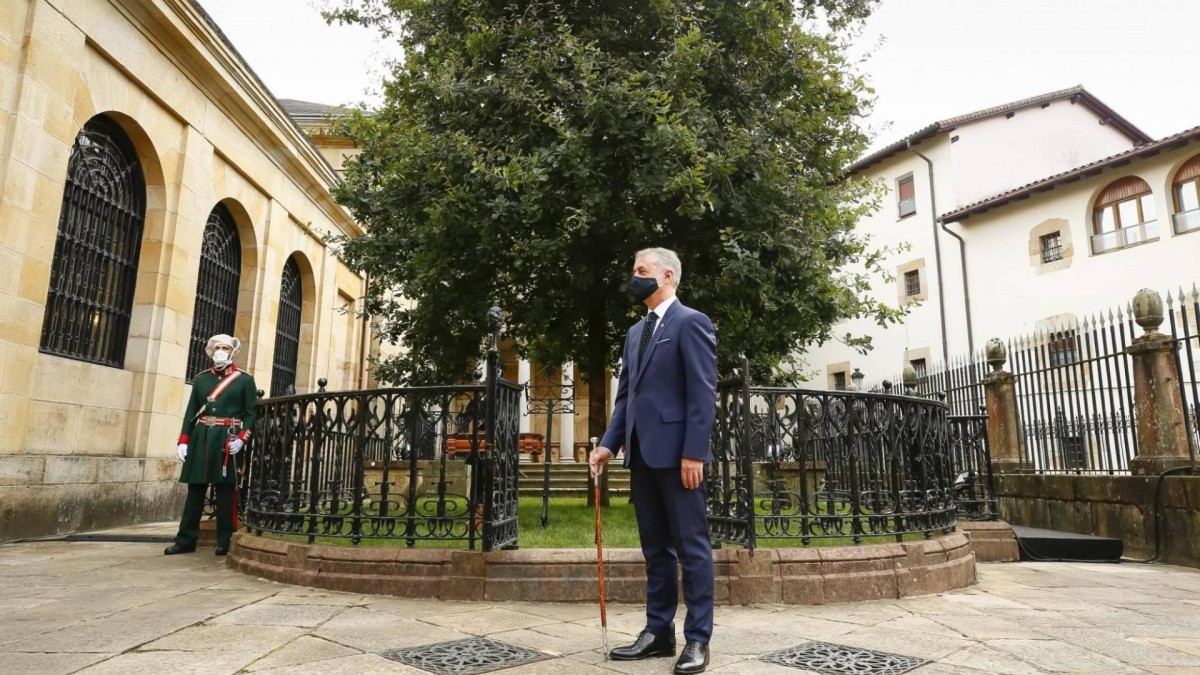 Urkullu sworn in under Tree of Gernika