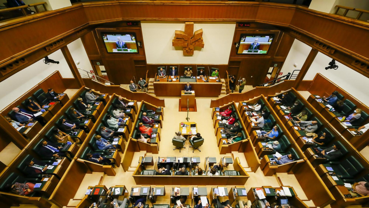 Legebiltzarreko Erregelamenduaren erreforma bultzatu dute taldeek, Covid-19ak jarduera mugatu ez dezan