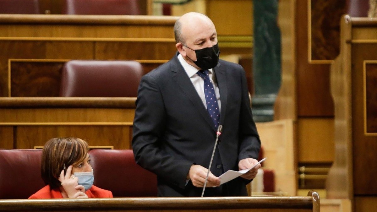 Ejertzitoaren baitan “demokraziaren baloreen kontrako jarduera guztiak ikertzea, antzematea eta desagerraraztea” exijitu dio Agirretxeak Robles Ministroari