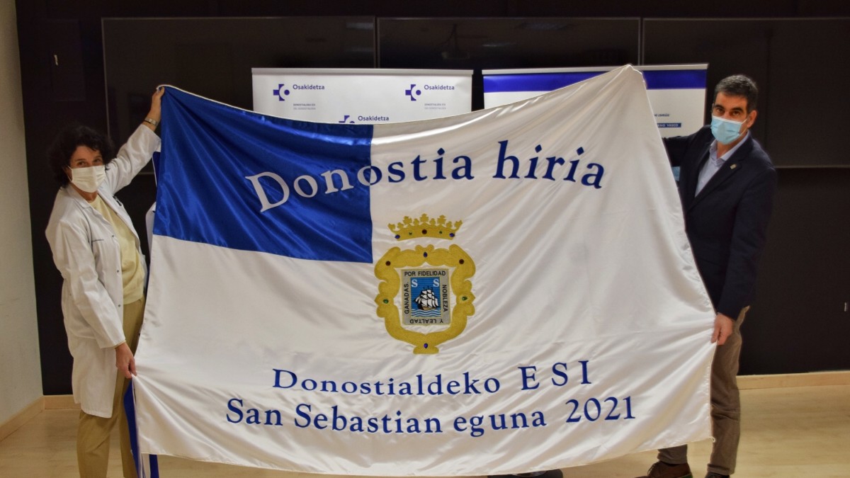 El Ayuntamiento entrega la bandera de San Sebastián a OSI Donostialdea