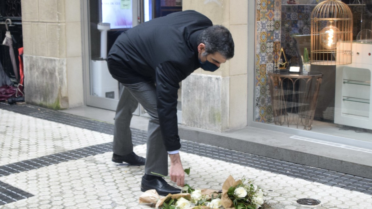 El Ayuntamiento de Donostia ha recordado a Fernando Múgica Herzog en el 25 aniversario de su asesinato