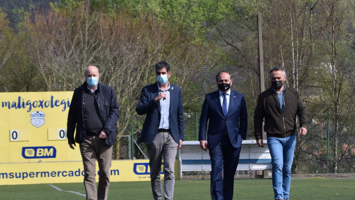 Ayuntamiento y Real Sociedad firman un convenio para renovar los campos de Matigoxotegi y Cesar Benito