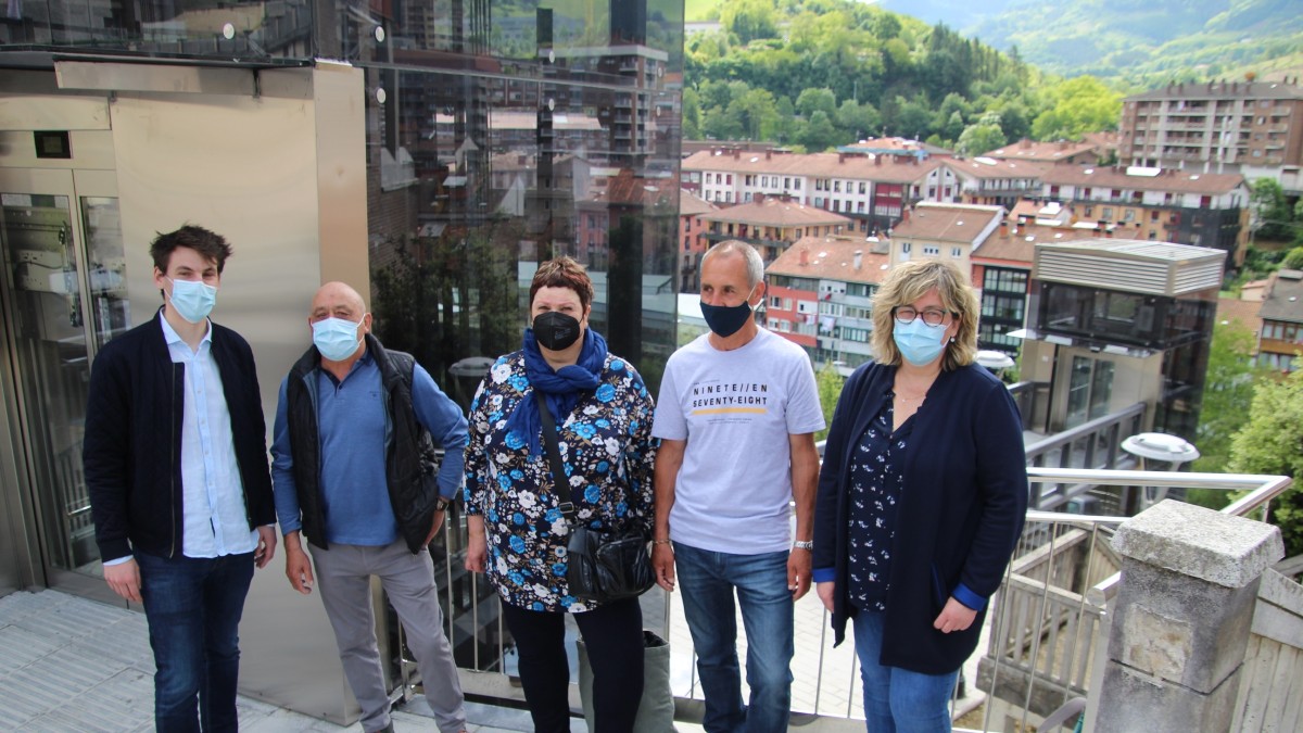 Urazandi auzoko bi igogailu publikoak, erabilgarri