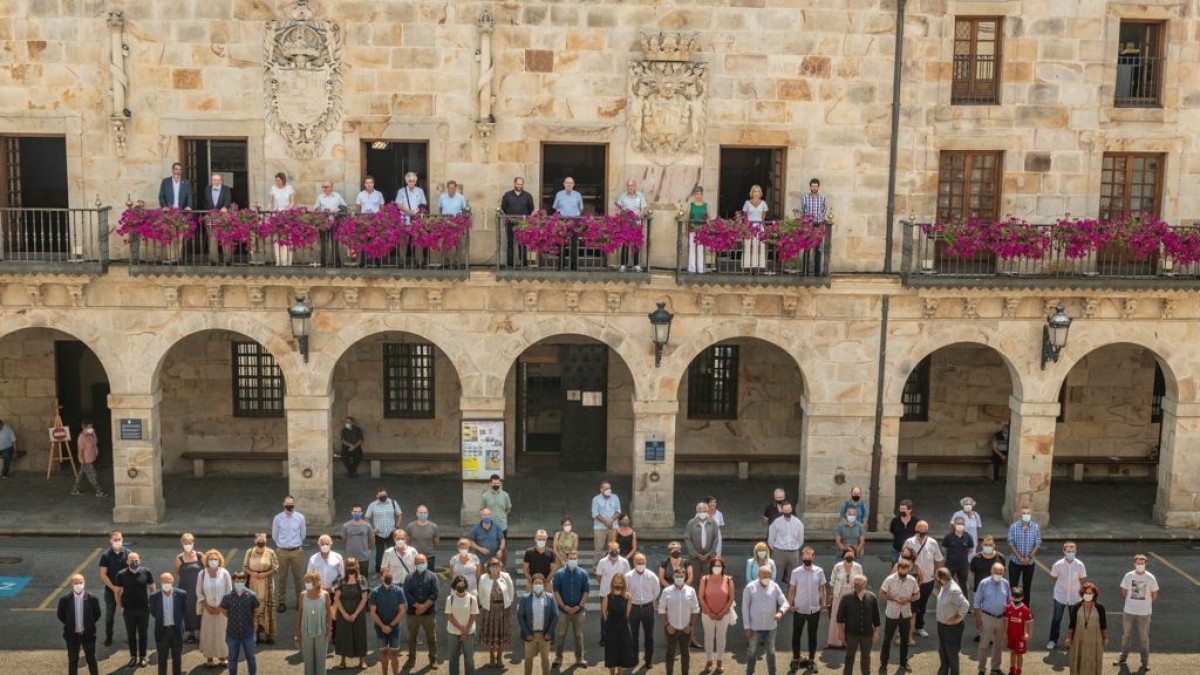 Euskal Herri osoko udal ordezkariak bildu gara Bergaran, munduari herri bat garela eta herri hau biziberritu nahi dugula esateko