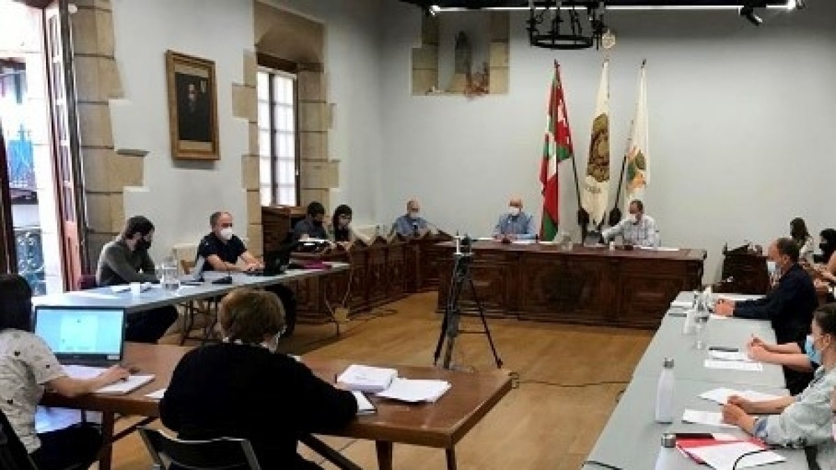 El Pleno aprobó la reurbanización de 12 calles con voto favorable del PNV y abstención del resto de partidos