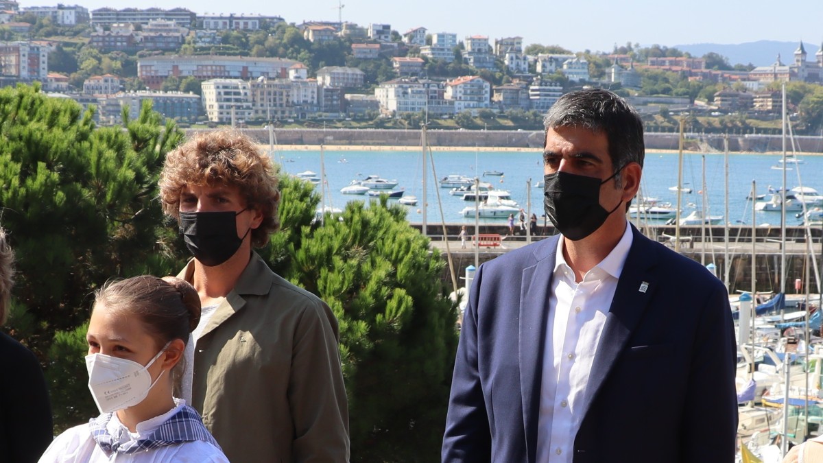 Udalak ohiko lore eskaintza egin du abuztuaren 31ko oroitzapen ekitaldien barruan