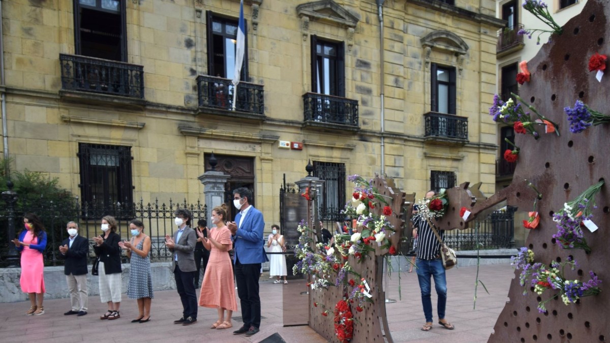 El Ayuntamiento de Donostia ha realizado una ofrenda floral en recuerdo y homenaje a las víctimas del franquismo