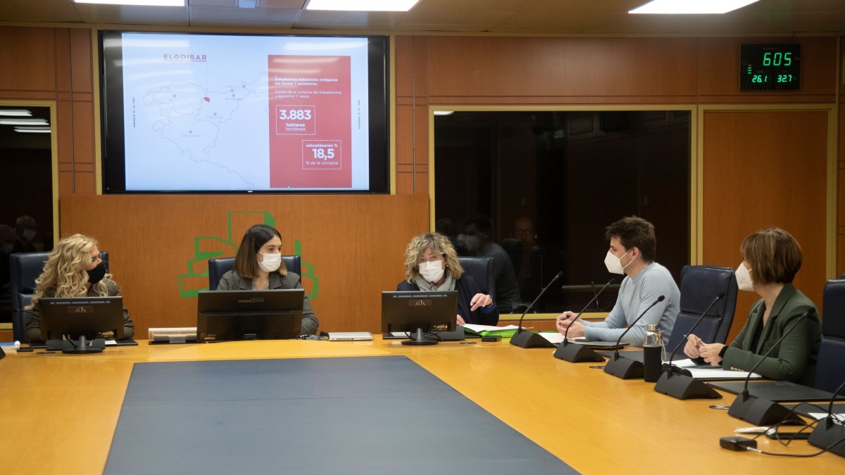 La alcaldesa de Elgoibar, Ane Beitia, participa en la Ponencia para la Revitalización de la Comarca de Debabarrena en el Parlamento Vasco