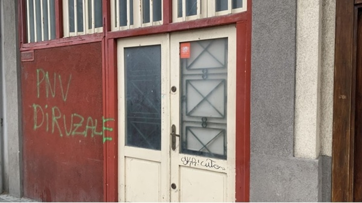 Lasarte-Oriako EAJ-PNVk batzokiaren ondoan agertutako pintada salatu du