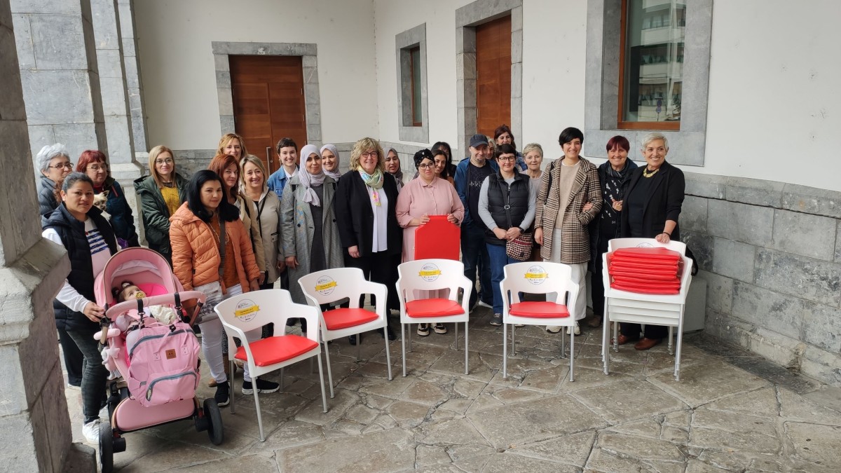 ‘Establezimendu Lagunkoia' ekimenak adineko pertsonentzako aulki inklusiboa oparituko die atxikitako saltokiei