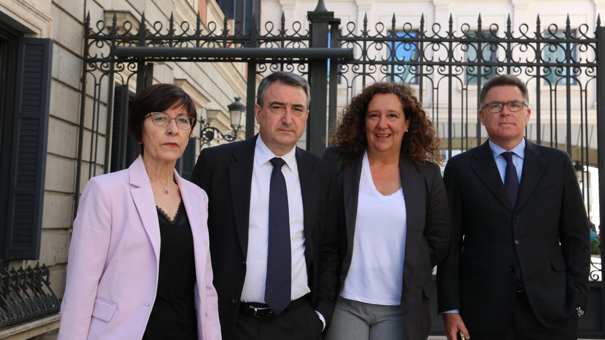 Terrorismoaren biktimak gogoratzeko eta omentzeko egin den ekitaldian parte hartu du EAJ-PNVk 