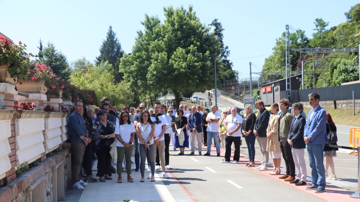 El Ayuntamiento de Donostia ha colocado sendas placas en memoria de José Ángel Santos y Josu Leonet