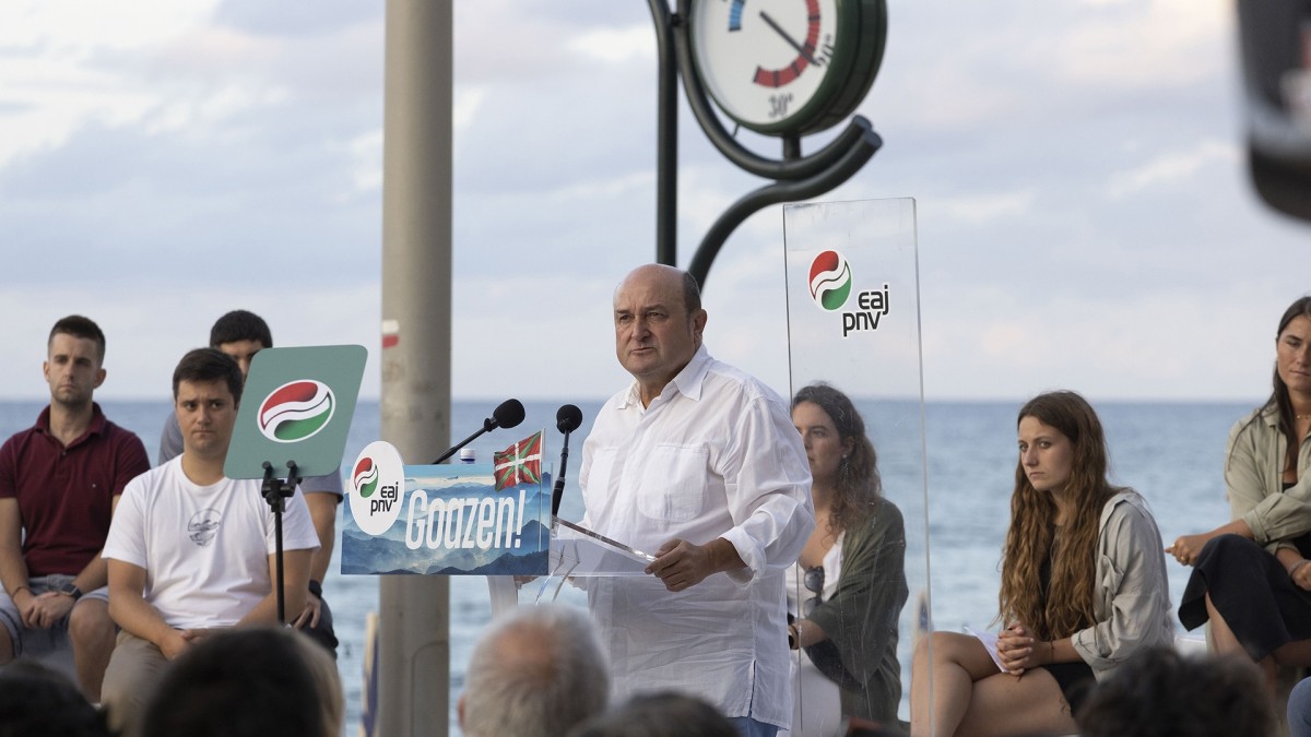 Ortuzar Argentinako eta Uruguaiko alderdikide jeltzaleekin elkartuko da berriz, harreman politikoak ere aurreikusten dituen bidaia ofizialean 