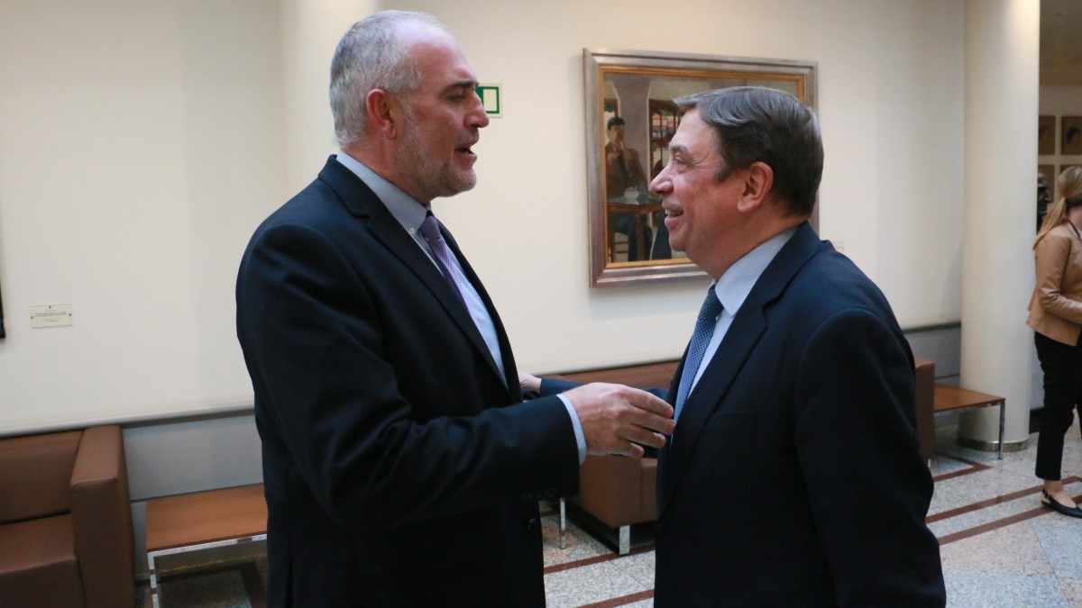 Juan Carlos Medinak Planas ministroari eskatu dio Europako Batzordeari eska diezaiola arrantza eremu batzuen murrizketa kentzea edo kautelaz etetea