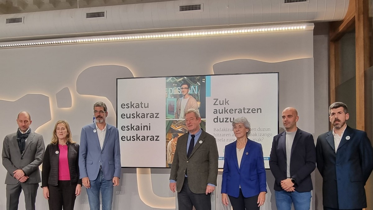 La campaña “Eskatu, eskaini euskaraz” para fomentar el uso del euskera en el comercio local y la hostelería duplica los ayuntamientos participantes
