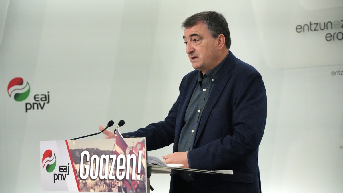 Aitor Esteban insta a Felipe VI a que “se aplique el cuento” y contribuya a acabar con la erosión de la Jefatura del Estado limitando su inviolabilidad