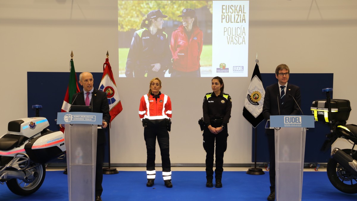 Josu Erkoreka y Gorka Urtaran presentan la nueva convocatoria de 212 plazas para agentes de la Euskal Polizia