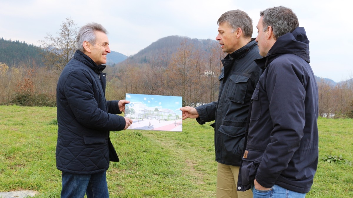 EAJ-PNVk zentroan 10.000 m2-ko anbulatorio handi baten eta Oinaurren beste txikiago baten alde egiten du