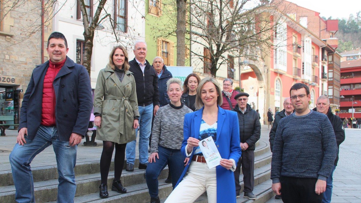 Maria Ubarretxena, candidata a la alcaldía de Arrasate recaba las propuestas de las y los arrasatearras con un ejercicio de escucha