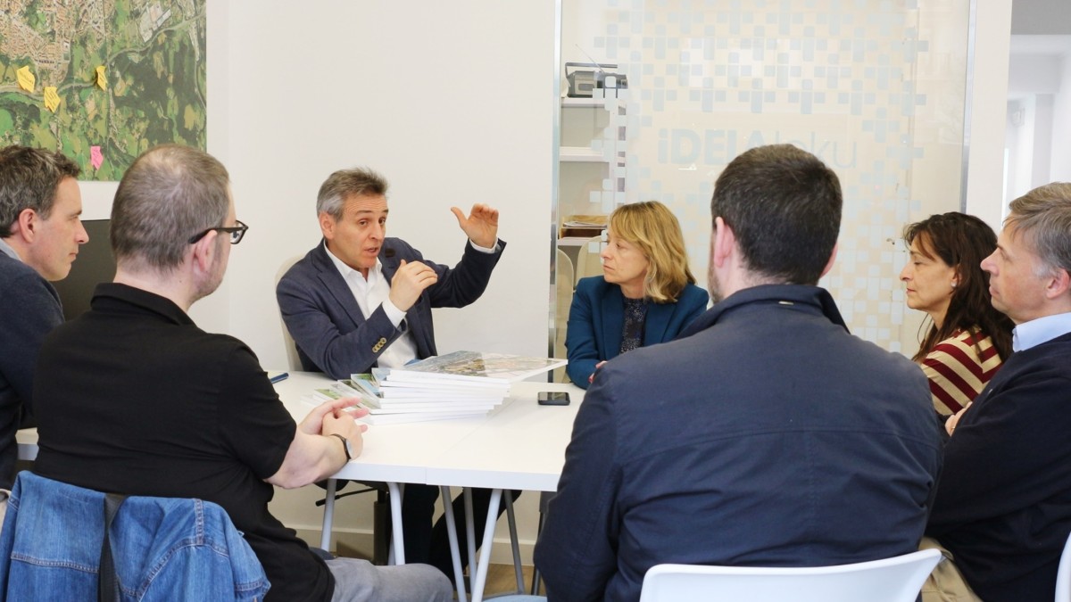 Iridoyk, Eider Mendozarekin, Irungo proiektu estrategikoak partekatu ditu