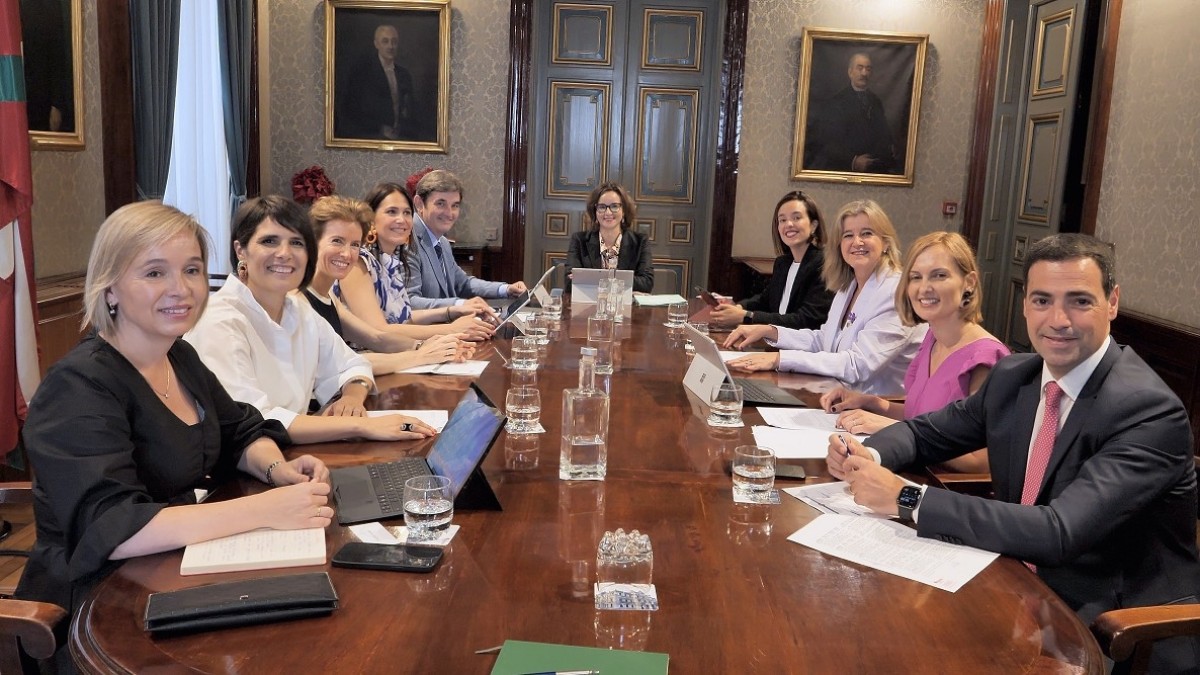 Foru diputatu berriak XII. legealdiko lehen gobernu kontseiluan bildu dira beren karguez jabetu ondoren