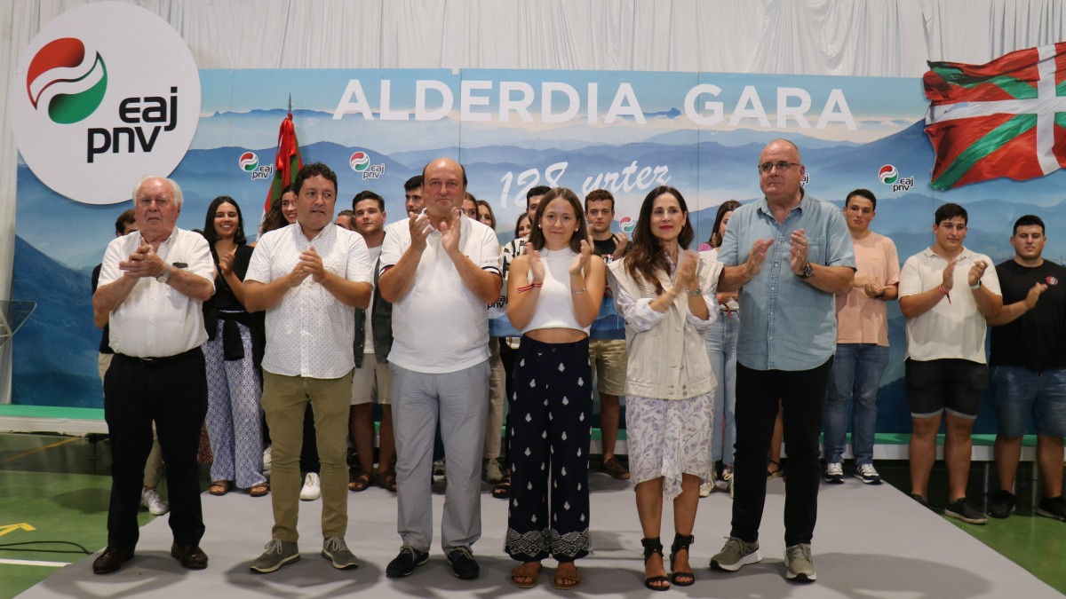 “Ez ezkerrean ezta eskuinean ere: EAJ beti egon den tokian dago, Euskadirekin eta demokraziarekin, euskal gizartearen ondoan”