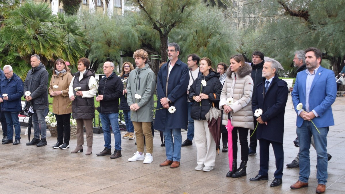 Donostiako Udalak terrorismoaren eta indarkeriaren biktimei omenaldia egin die Donostian 