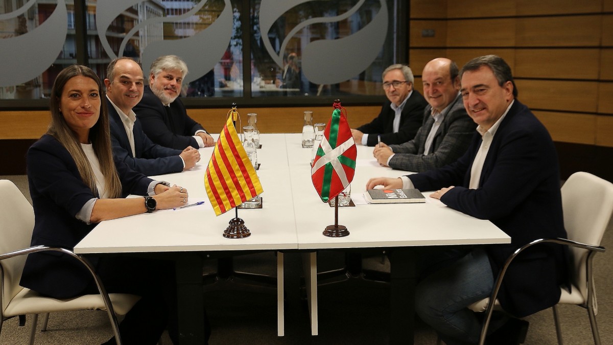 EAJ-PNVk eta Junts-ek egiaztatu dute bakoitzaren proiektu nazionala eta Euskadi eta Catalunyan ongizatea sustatzeko politikak Gorteetan bultzatzeko borondatea