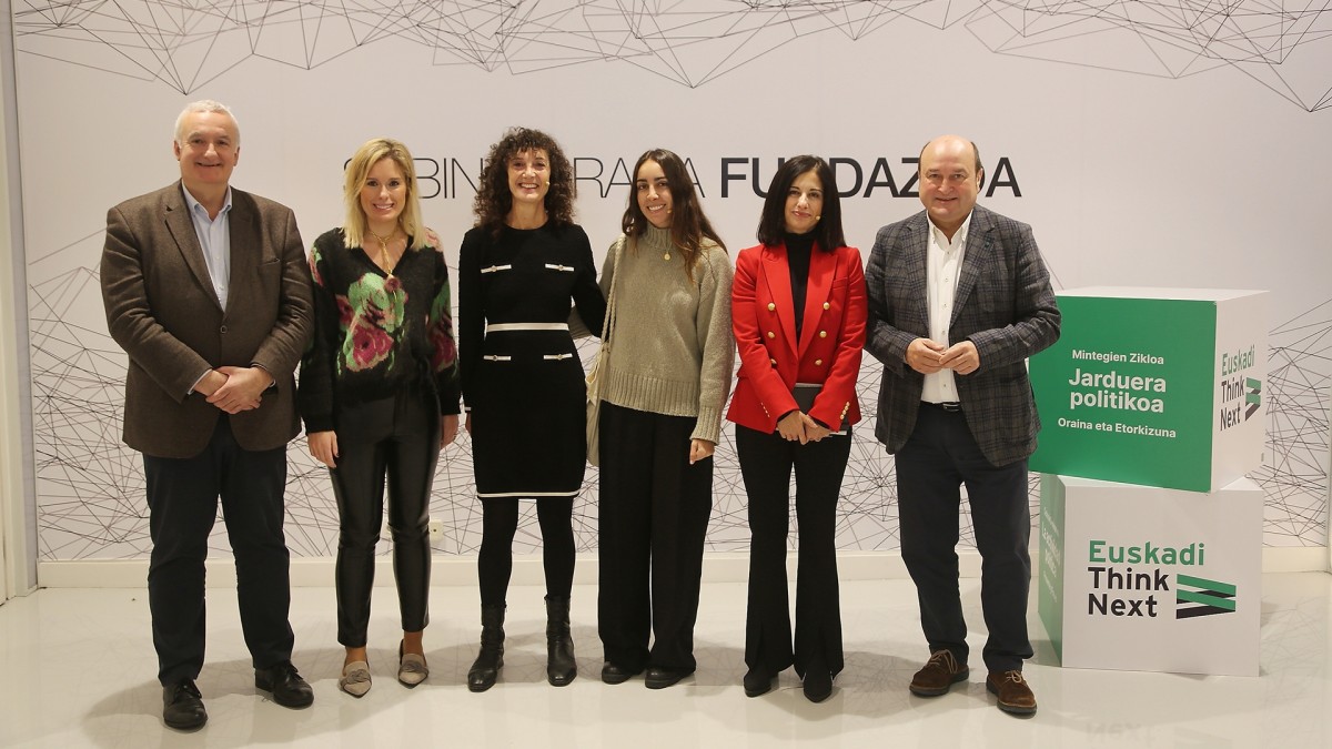 Informazio-plataforma digitalen eta sare sozialen ugaritzeak aldatu egin du politikarien eta hedabideen arteko harremana
