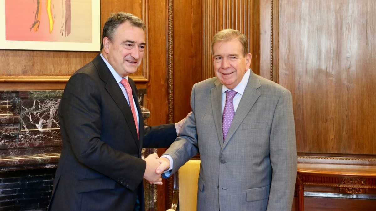 Maduroren erregimen diktatorialaren aurrean EAJ-PNVren babesa helarazi dio Aitor Estebanek Edmundo Gonzalezi 