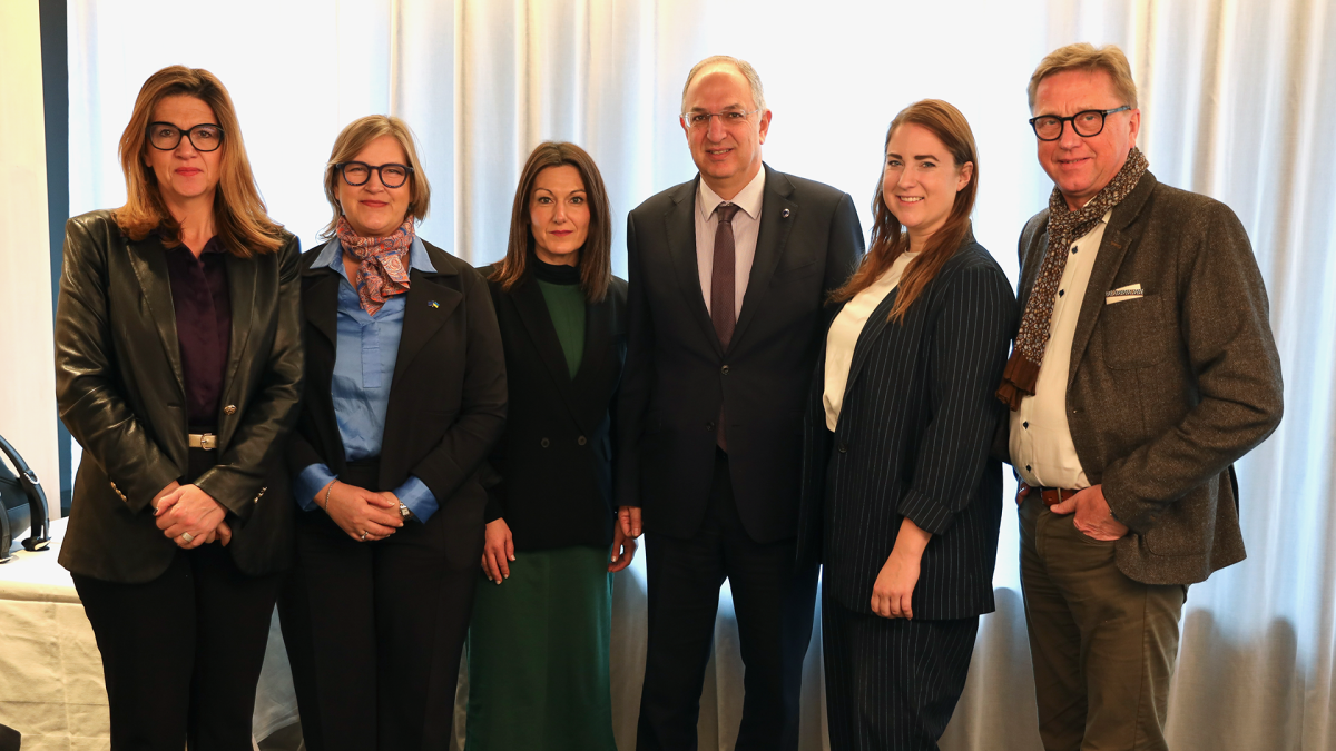 El comisario de Pesca se compromete ante Agirregoitia a seguir de cerca la situación de la flota vasca parada en Senegal