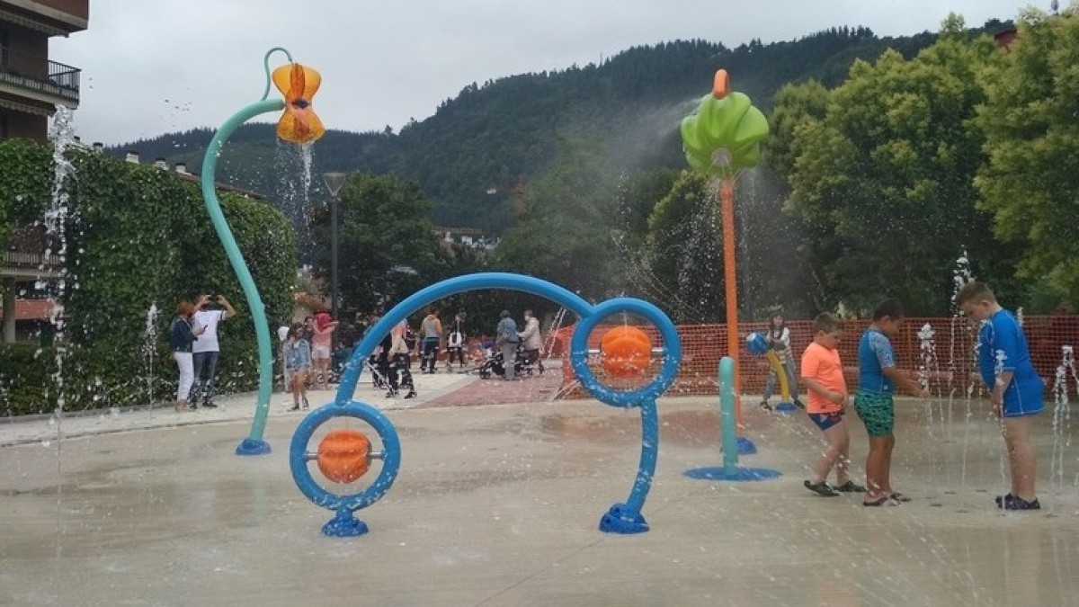 EAJ-PNV de Arrasate denuncia que, pese al calor, los parques acuáticos municipales siguen cerrados a finales de mayo