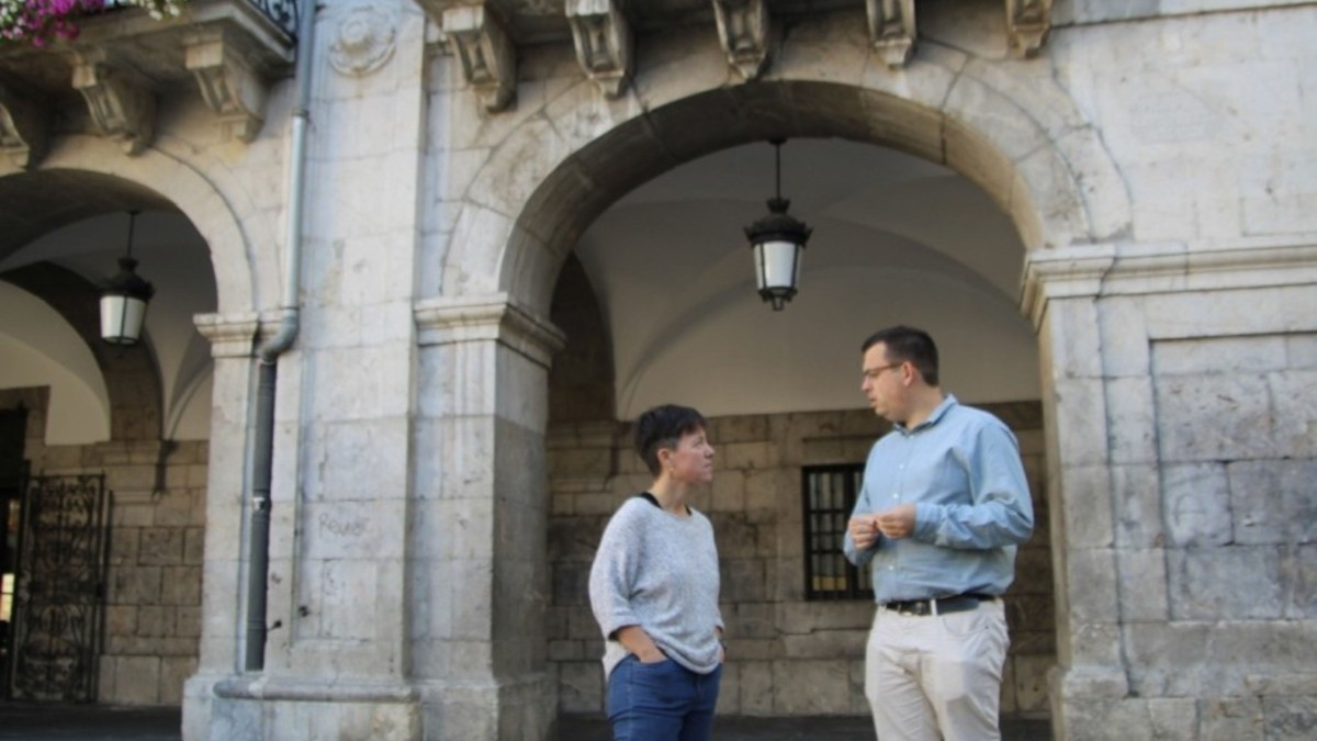 Aparkaleku faltak erantzun irmoa behar du Arrasaten