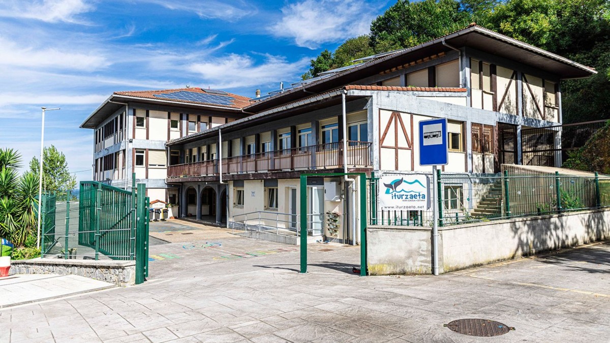 El PNV de Getaria exige al Ayuntamiento que actúe de inmediato ante el grave deterioro de la fachada de la escuela