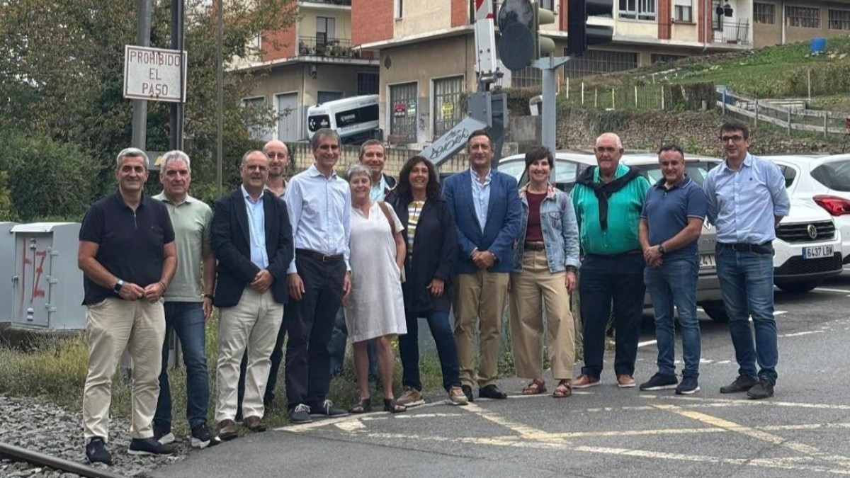 Eskualdeko EAJ-PNVren ordezkariek Enkarterrin trenbide garraioan hobetu beharrekoak azaldu dizkiete Euskal Taldeko kideei