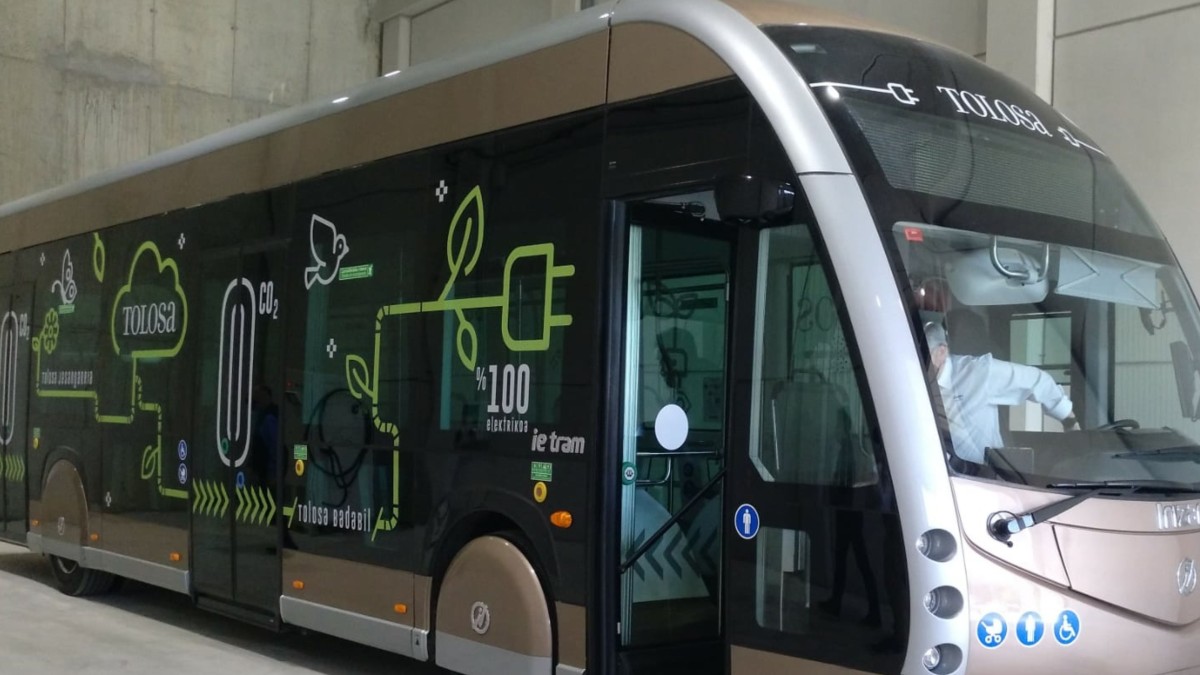 Tolosako EAJ-PNVko udal taldeak positiboki baloratu du Larramendi eta Araba etorbidea Hiribuseko ibilbide berrira gehitu izana, baina aldi berean Iurreamendiko egoitzako geltokia desagertu izana deitoratu du