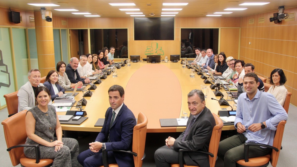 Aitor Esteban y el Lehendakari Imanol Pradales se reúnen con el grupo parlamentario de EAJ-PNV