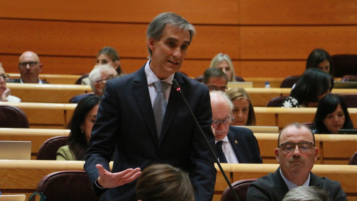 Igotz López obtiene el compromiso del ministro de Transportes de que no extenderá a 24 horas los vuelos en el aeropuerto de Loiu