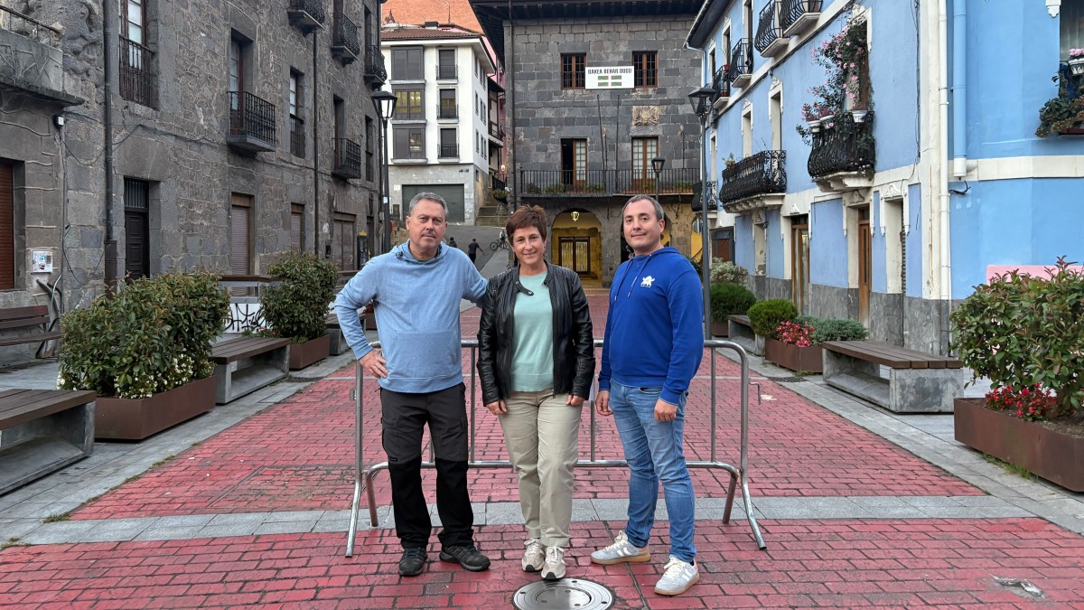 EAJ-PNV de Soraluze denuncia la dejadez del Gobierno municipal ante el mal estado de los pivotes del Casco Histórico y la falta de cámaras de seguridad en los accesos al municipio